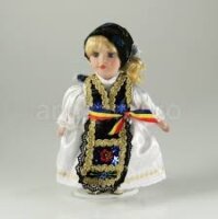 ARTIZANAT Porzellanpuppe in Tracht